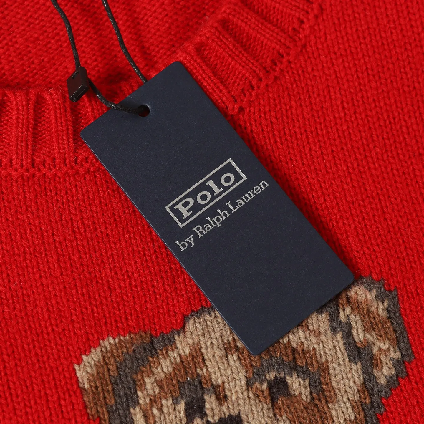 P470 [Wool] Original high-end quality Ralph lauren pol* 2026 early spring latest series! New Year's limited edition bear embroidered sweater, wool blend, soft and comfortable, super warm in autumn and winter! The little bear is wearing a red buttoned jacket and holding a red envelope. It is full of details and full of festive atmosphere. The classic round neck design is casual and versatile, and can be easily worn by both men and women. It is suitable for holiday gifts or daily wear. Exquisite craftsmanship + interesting design make it easy to create a festive look ✨. 3️⃣Personal color! S-M-L3️⃣ code!